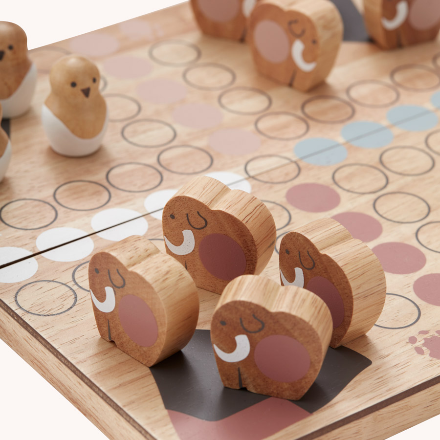 découvrez les bienfaits du jeu de petits chevaux en bois pour toute la famille : moments de plaisir, développement de la patience et renforcement des liens intergénérationnels.