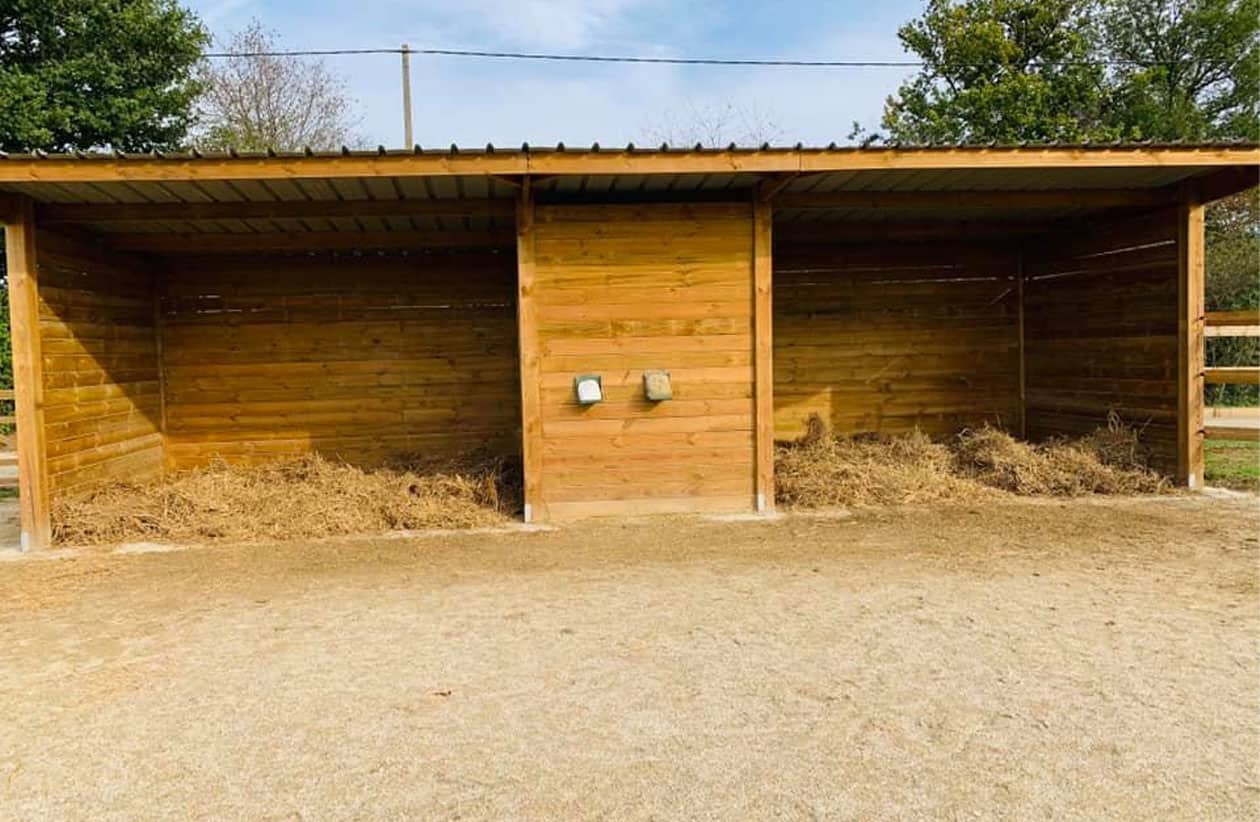 découvrez comment choisir le meilleur abri chevaux avec râtelier pour assurer confort et sécurité à vos chevaux. guide complet des modèles adaptés à vos besoins.