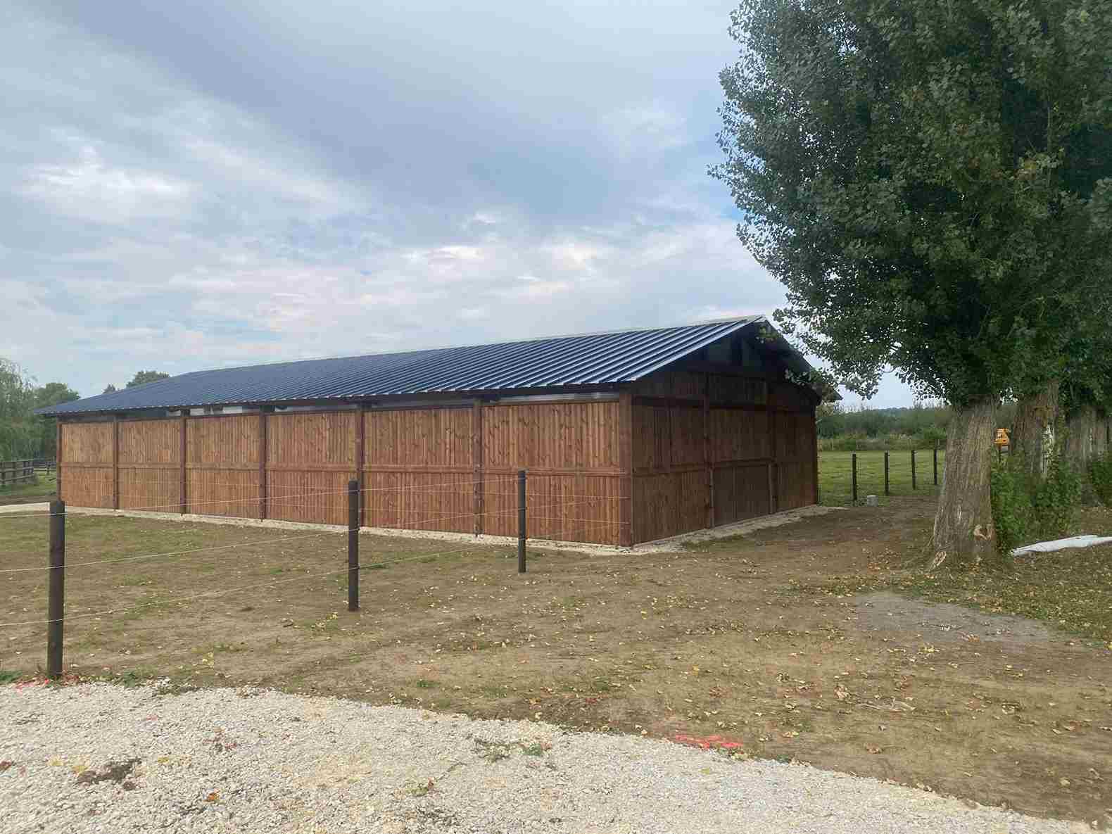 découvrez comment choisir et aménager un barn de chevaux avec 4 boxes pour assurer confort et sécurité à vos équidés. conseils pratiques et astuces d'aménagement.