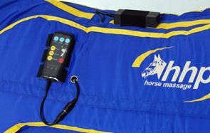 découvrez notre couverture massante pour chevaux, conçue pour améliorer la circulation sanguine et détendre les muscles de votre cheval après l'effort.