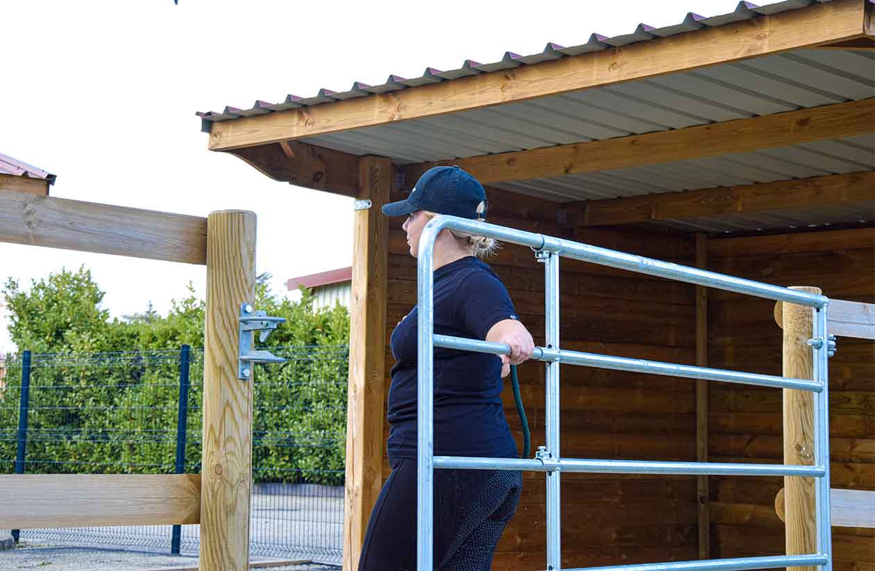 découvrez notre guide complet pour choisir une barrière chevaux galvanisée, une clôture durable et résistante pour sécuriser vos animaux avec robustesse et longévité.