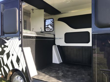 découvrez comment choisir le camion chevaux 4 places idéal pour transporter vos chevaux en toute sécurité et confort.